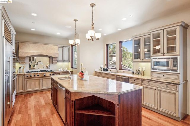 6611 Elverton Dr, Oakland, CA 94611