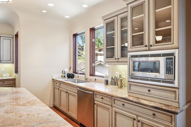 6611 Elverton Dr, Oakland, CA 94611