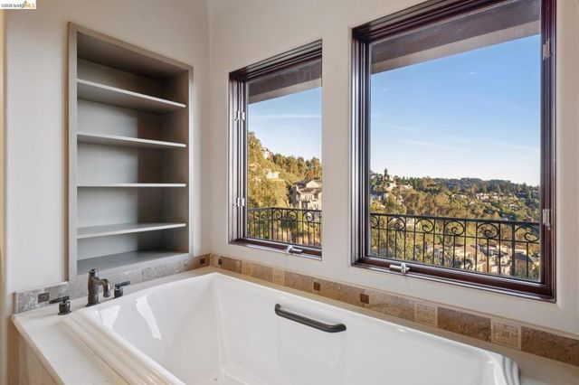 6611 Elverton Dr, Oakland, CA 94611