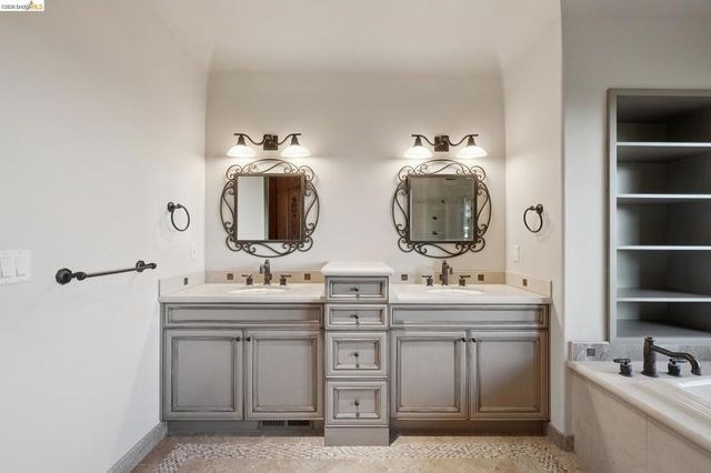 6611 Elverton Dr, Oakland, CA 94611