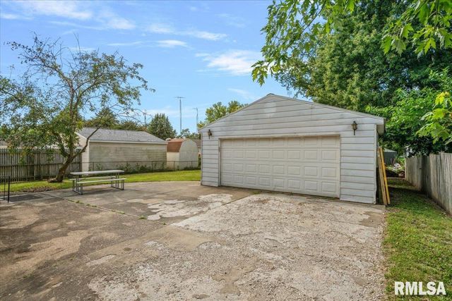 1821 Denton Drive, Springfield, IL 62702
