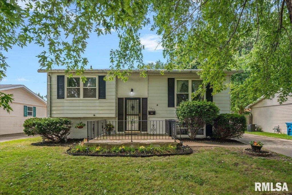 1821 Denton Drive, Springfield, IL 62702