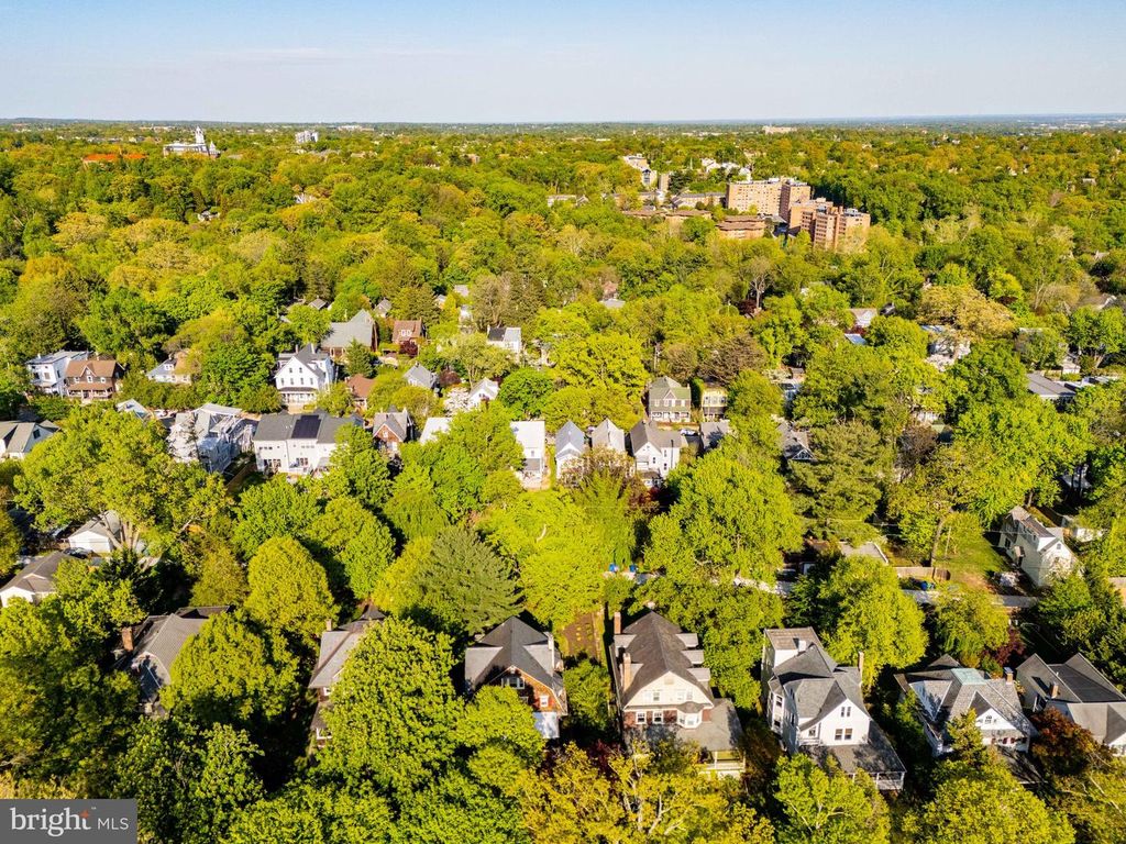 Image 101 of property listing at 207 HAWTHORNE RD, Baltimore, MD 21210