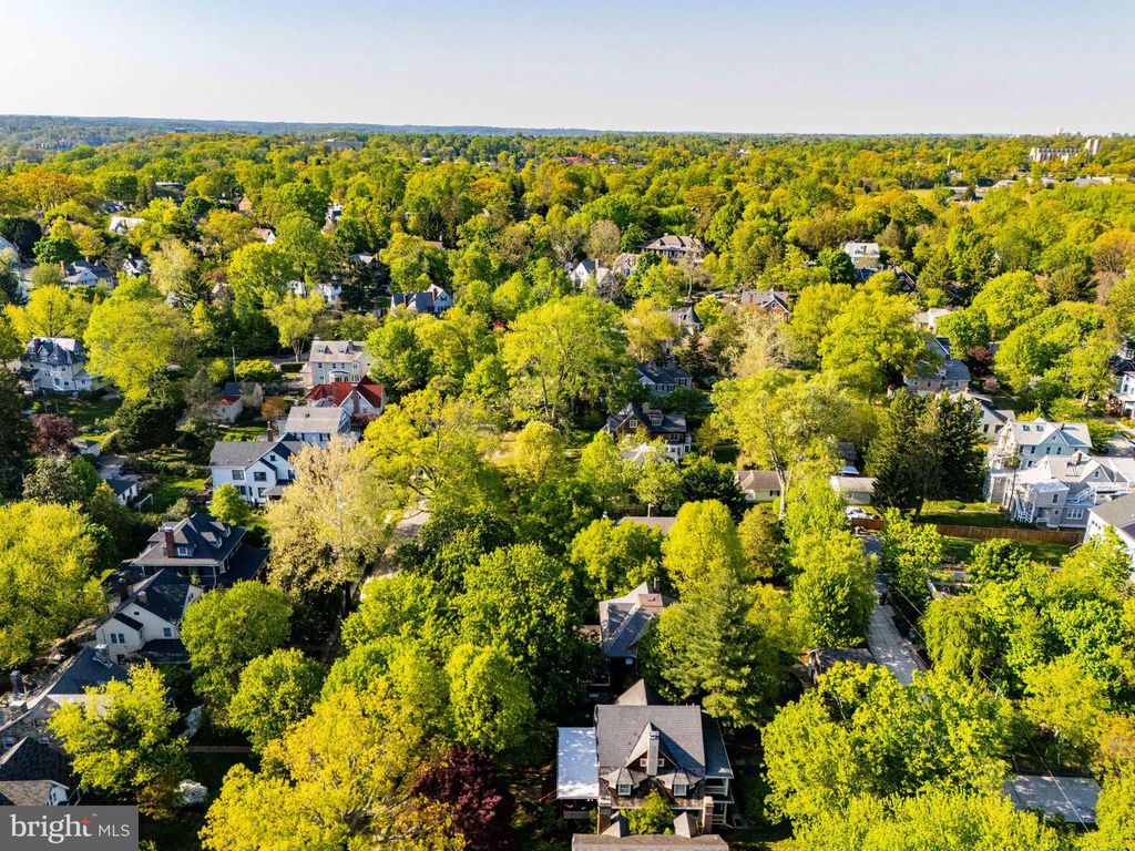 Image 102 of property listing at 207 HAWTHORNE RD, Baltimore, MD 21210