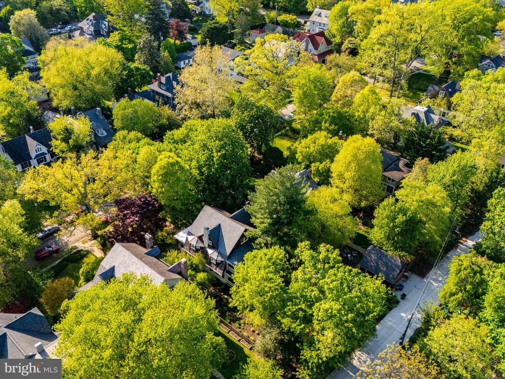 Image 104 of property listing at 207 HAWTHORNE RD, Baltimore, MD 21210