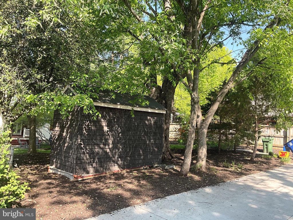 Image 105 of property listing at 207 HAWTHORNE RD, Baltimore, MD 21210