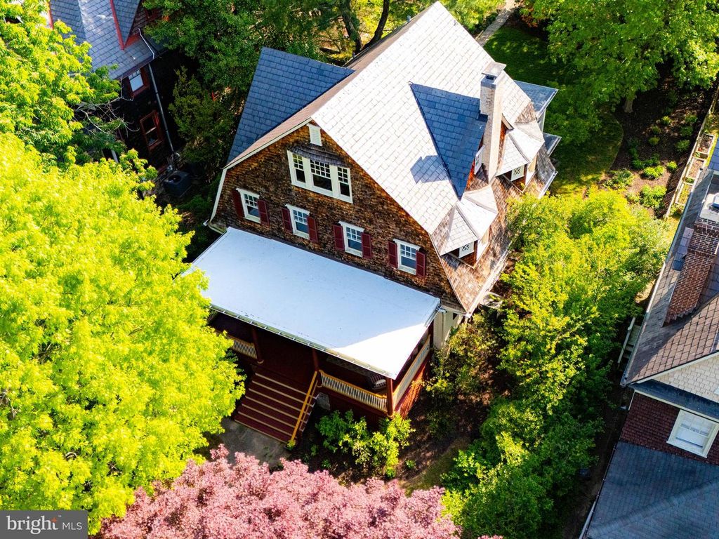 Image 11 of property listing at 207 HAWTHORNE RD, Baltimore, MD 21210