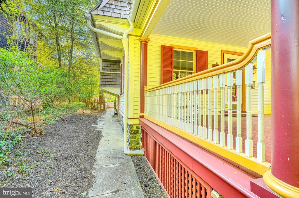 Image 14 of property listing at 207 HAWTHORNE RD, Baltimore, MD 21210