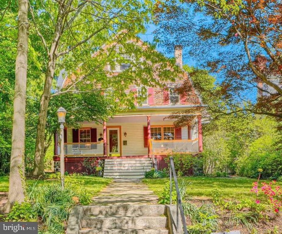Image 16 of property listing at 207 HAWTHORNE RD, Baltimore, MD 21210
