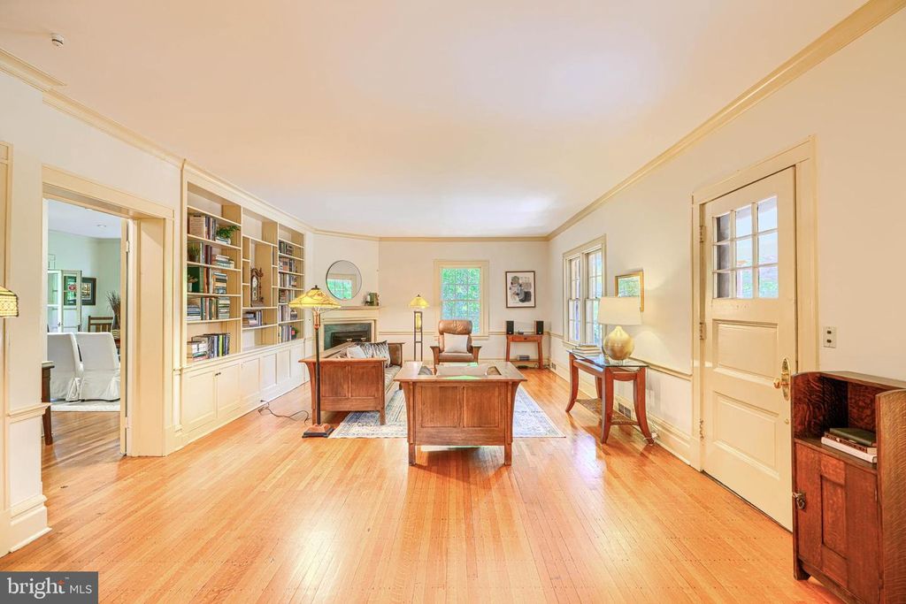 Image 21 of property listing at 207 HAWTHORNE RD, Baltimore, MD 21210