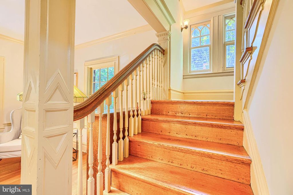 Image 28 of property listing at 207 HAWTHORNE RD, Baltimore, MD 21210