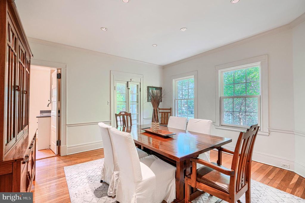 Image 31 of property listing at 207 HAWTHORNE RD, Baltimore, MD 21210