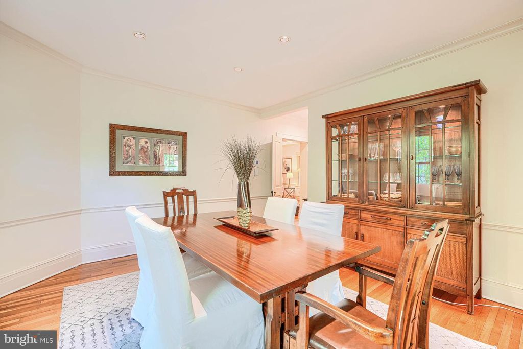 Image 32 of property listing at 207 HAWTHORNE RD, Baltimore, MD 21210