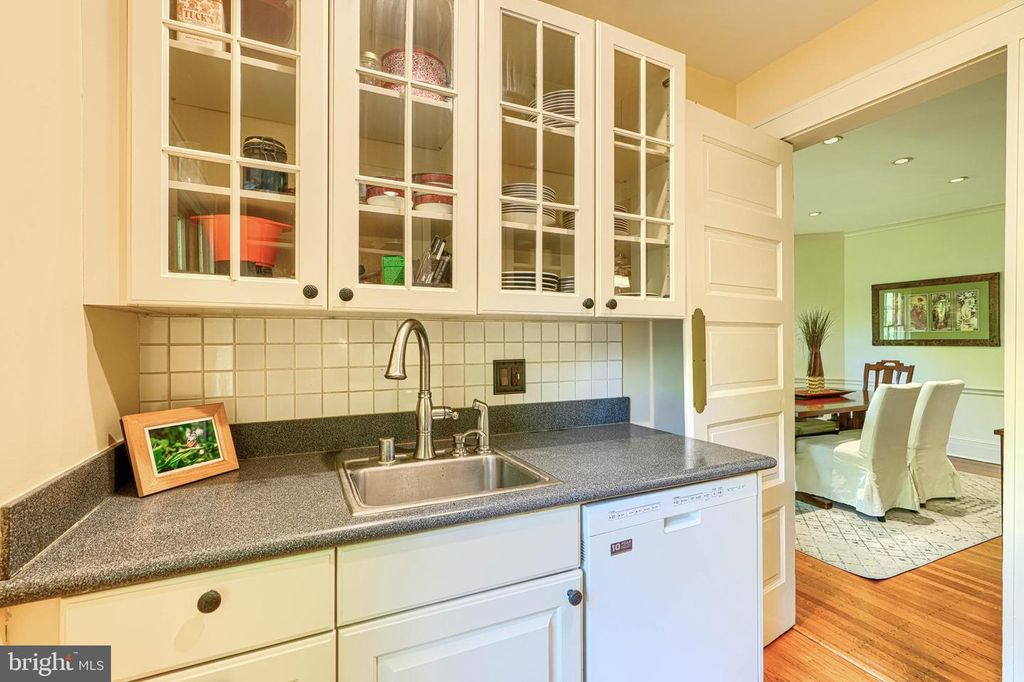 Image 36 of property listing at 207 HAWTHORNE RD, Baltimore, MD 21210