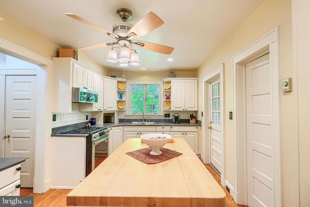 Image 38 of property listing at 207 HAWTHORNE RD, Baltimore, MD 21210