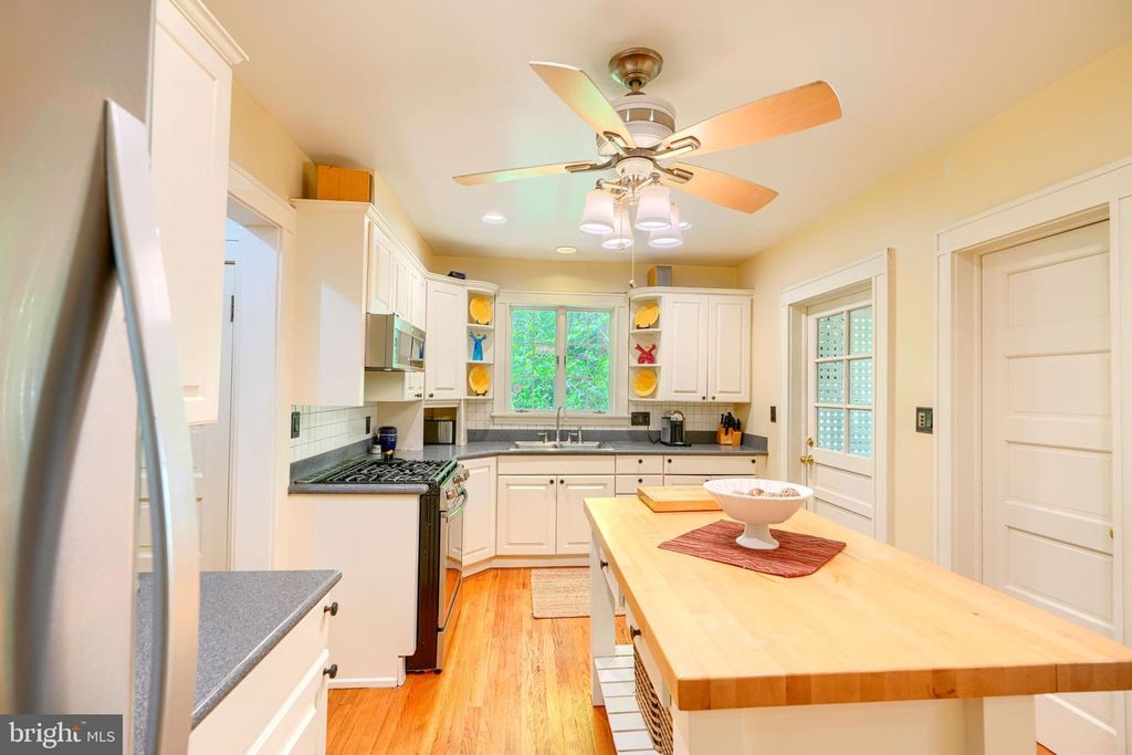 Image 39 of property listing at 207 HAWTHORNE RD, Baltimore, MD 21210