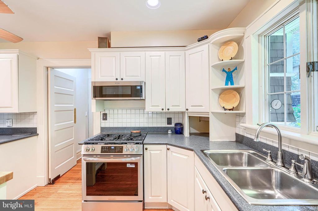 Image 40 of property listing at 207 HAWTHORNE RD, Baltimore, MD 21210