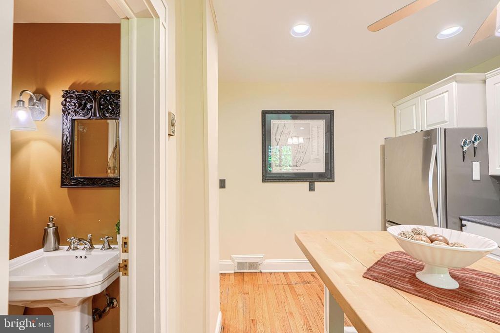 Image 42 of property listing at 207 HAWTHORNE RD, Baltimore, MD 21210