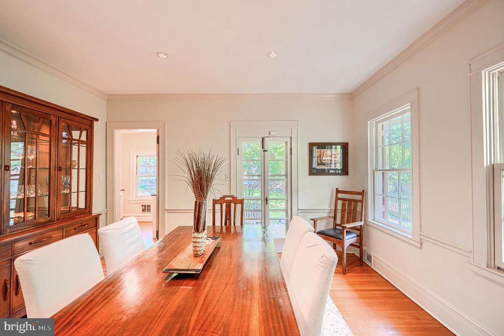 Image 5 of property listing at 207 HAWTHORNE RD, Baltimore, MD 21210