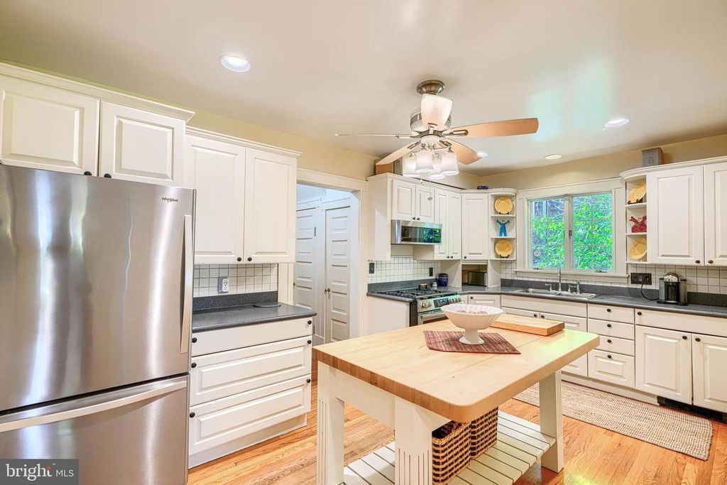 Image 6 of property listing at 207 HAWTHORNE RD, Baltimore, MD 21210