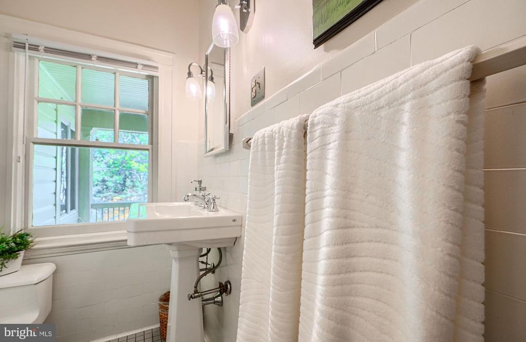 Image 63 of property listing at 207 HAWTHORNE RD, Baltimore, MD 21210