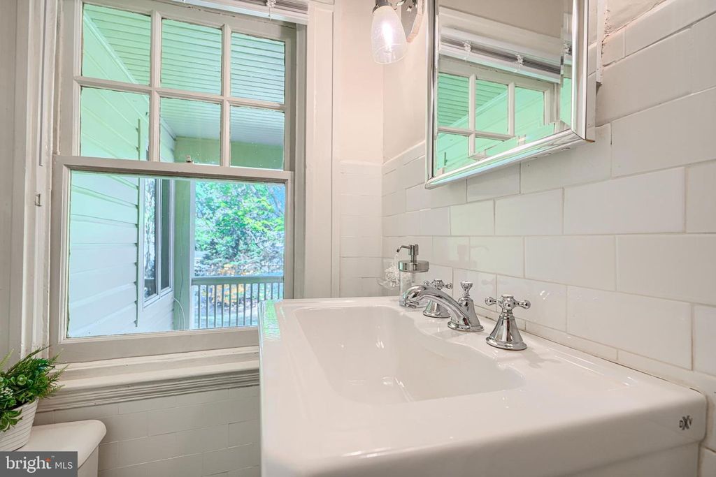 Image 64 of property listing at 207 HAWTHORNE RD, Baltimore, MD 21210