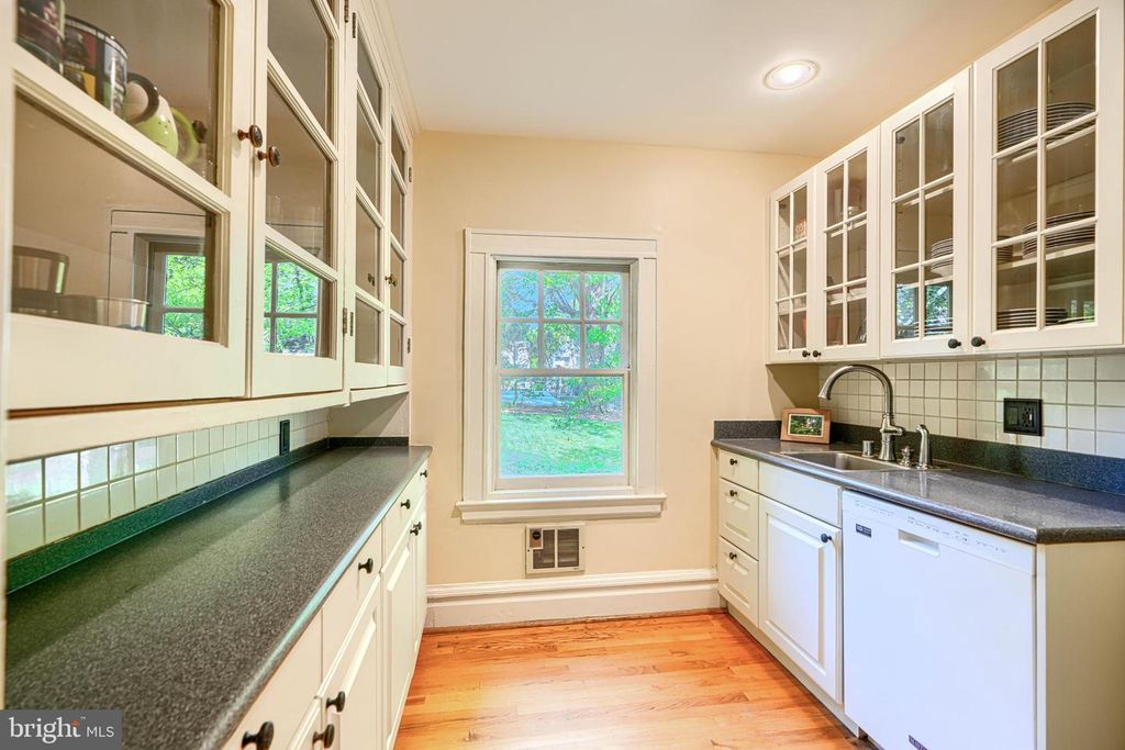 Image 7 of property listing at 207 HAWTHORNE RD, Baltimore, MD 21210