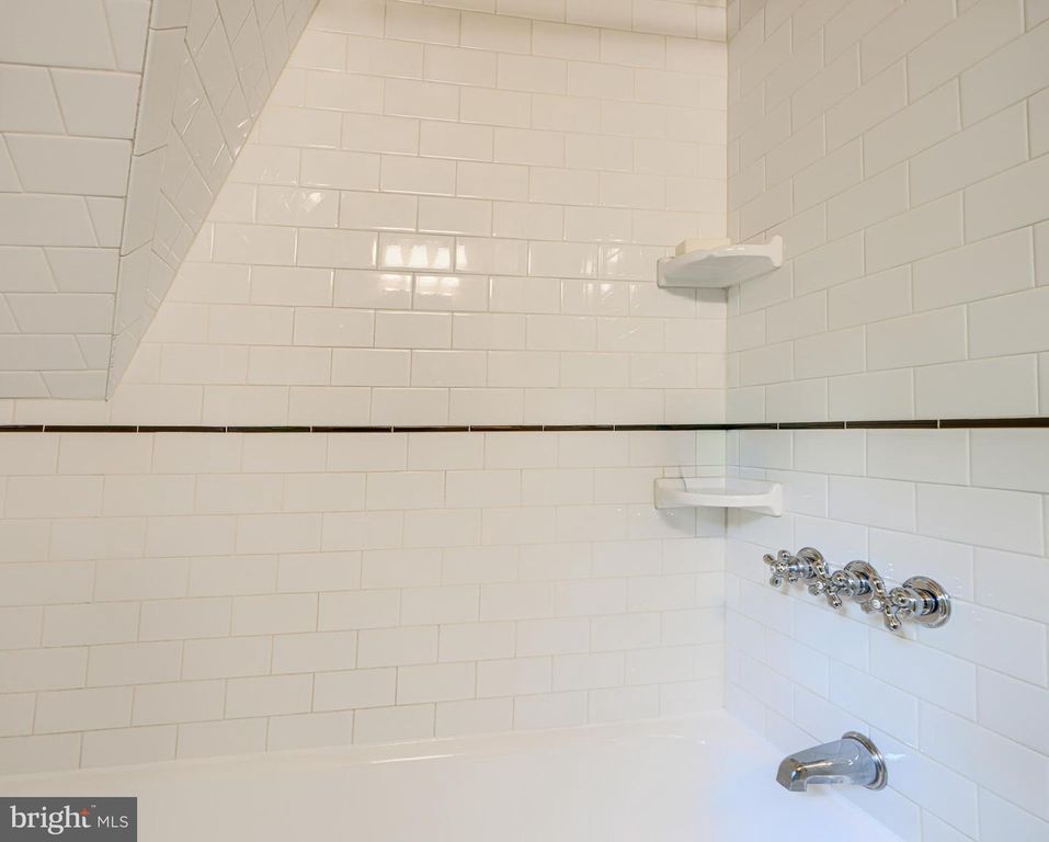 Image 73 of property listing at 207 HAWTHORNE RD, Baltimore, MD 21210