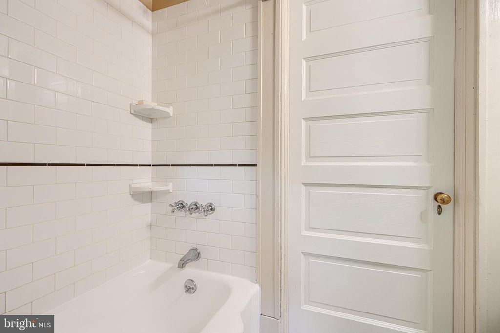 Image 74 of property listing at 207 HAWTHORNE RD, Baltimore, MD 21210