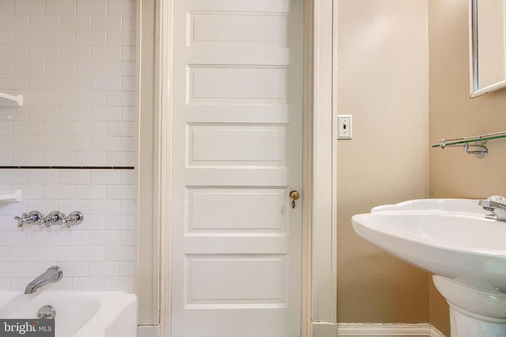 Image 75 of property listing at 207 HAWTHORNE RD, Baltimore, MD 21210