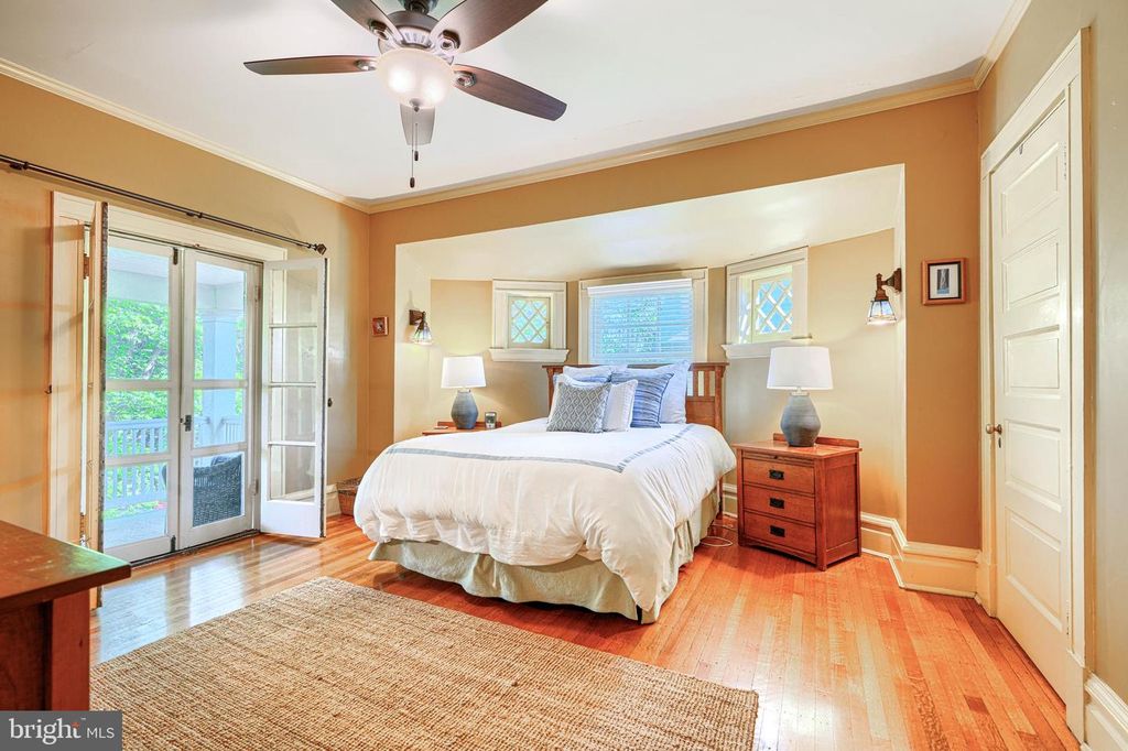 Image 8 of property listing at 207 HAWTHORNE RD, Baltimore, MD 21210