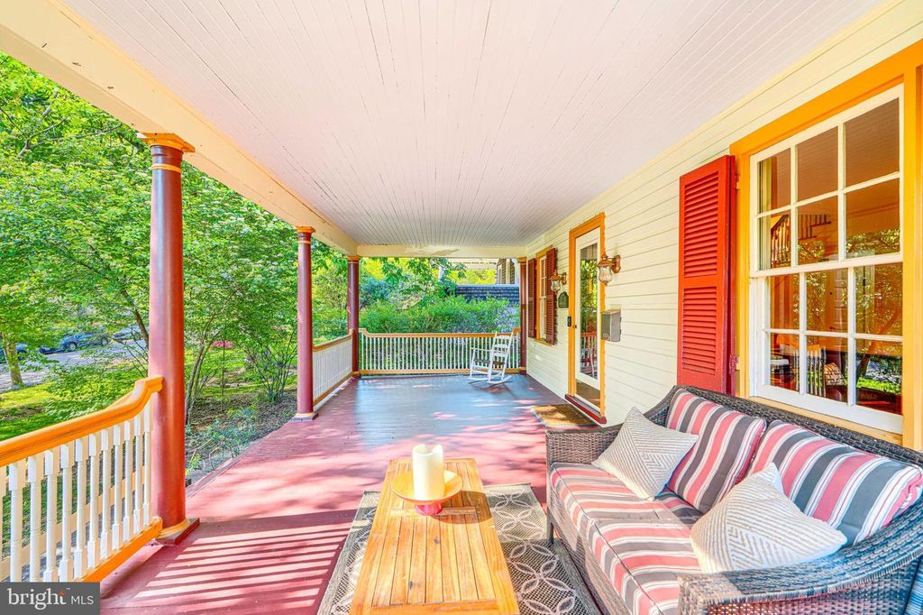 Image 9 of property listing at 207 HAWTHORNE RD, Baltimore, MD 21210