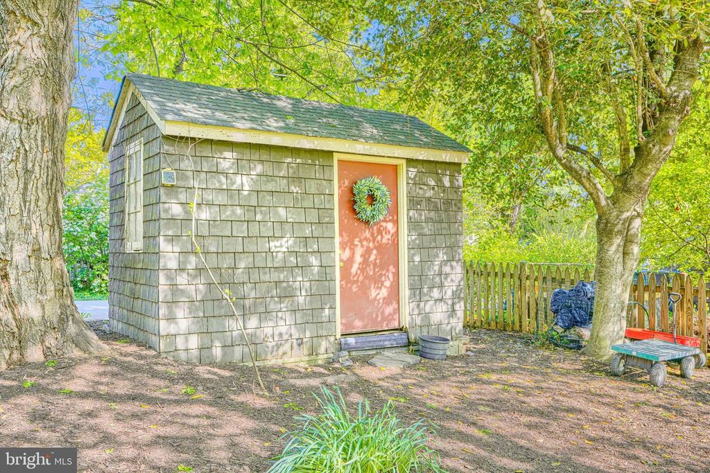 Image 95 of property listing at 207 HAWTHORNE RD, Baltimore, MD 21210