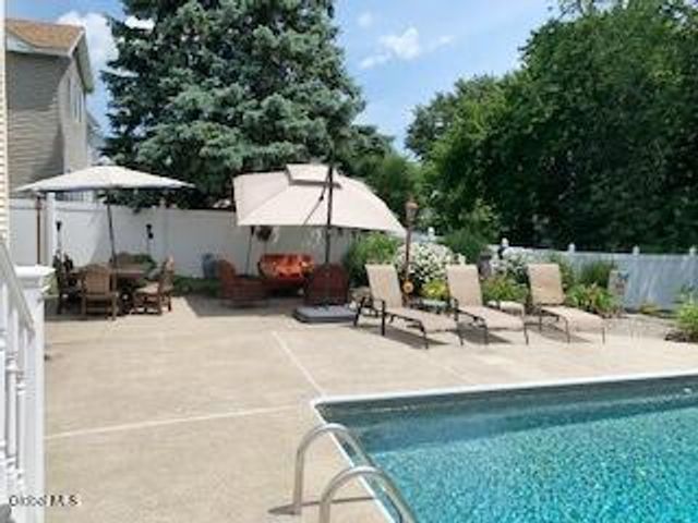 22 Woodridge Drive, Colonie, NY 12211