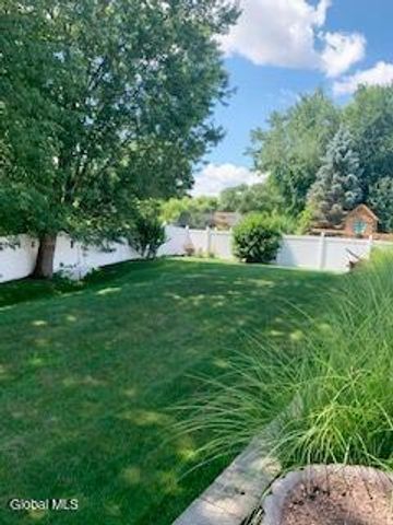 22 Woodridge Drive, Colonie, NY 12211
