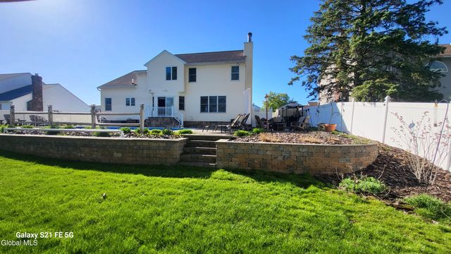 22 Woodridge Drive, Colonie, NY 12211