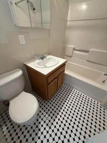 39 Newhall St 18, Lynn, MA 01902