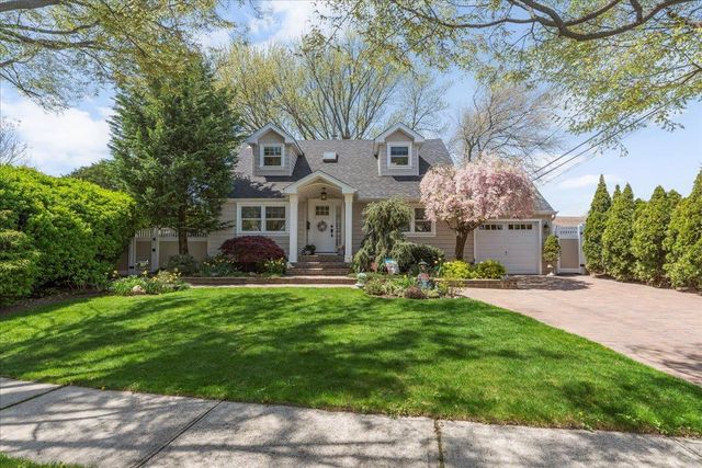 6 Nancy Lane, Hicksville, NY 11801