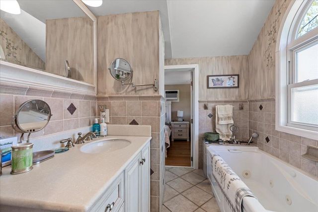 6 Nancy Lane, Hicksville, NY 11801