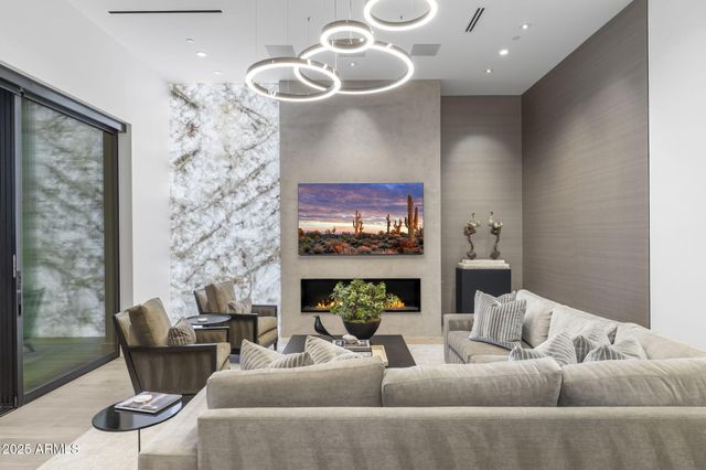 6913 N Joshua Tree Court, Paradise Valley, AZ 85253