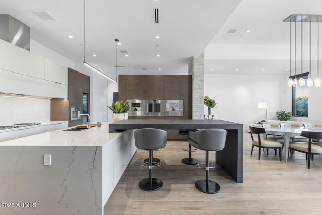 6913 N Joshua Tree Court, Paradise Valley, AZ 85253