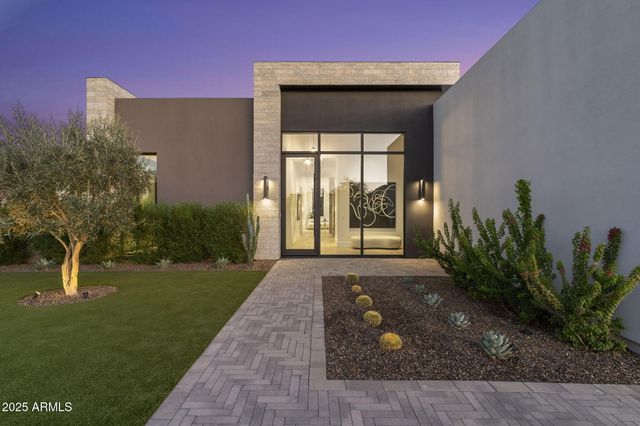 6913 N Joshua Tree Court, Paradise Valley, AZ 85253