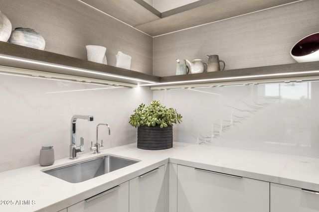 6913 N Joshua Tree Court, Paradise Valley, AZ 85253