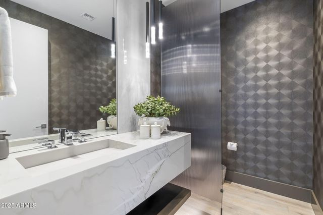 6913 N Joshua Tree Court, Paradise Valley, AZ 85253