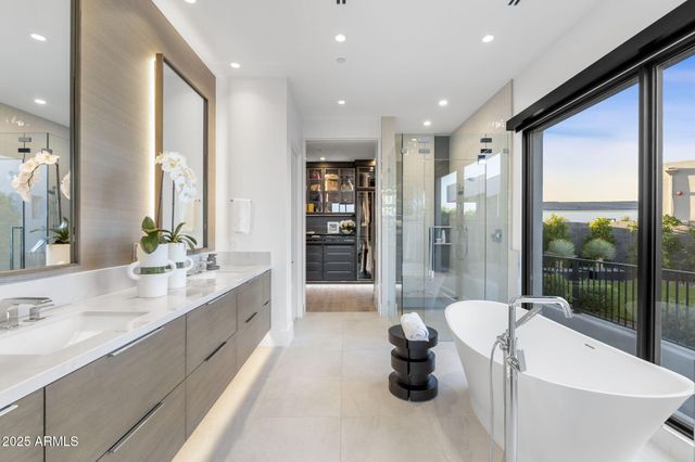 6913 N Joshua Tree Court, Paradise Valley, AZ 85253