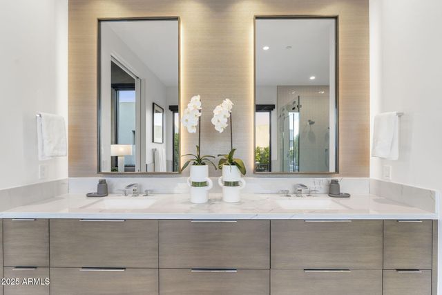 6913 N Joshua Tree Court, Paradise Valley, AZ 85253