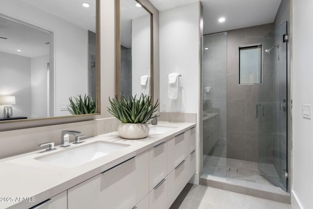 6913 N Joshua Tree Court, Paradise Valley, AZ 85253