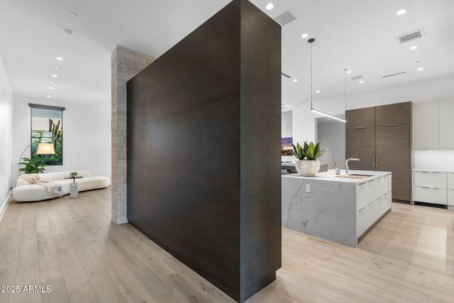 6913 N Joshua Tree Court, Paradise Valley, AZ 85253