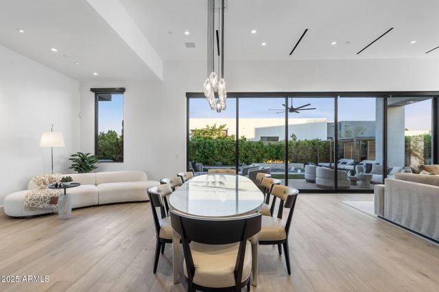 6913 N Joshua Tree Court, Paradise Valley, AZ 85253