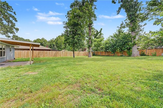 1001 N Dove Drive, Rogers, AR 72756